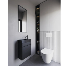 Modernes Badezimmer mit Waschbecken, Spiegel, Toilette und Stauraum für ein stilvolles Ambiente