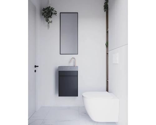 Modernes Badezimmer mit Waschbecken, Spiegel und Toilette