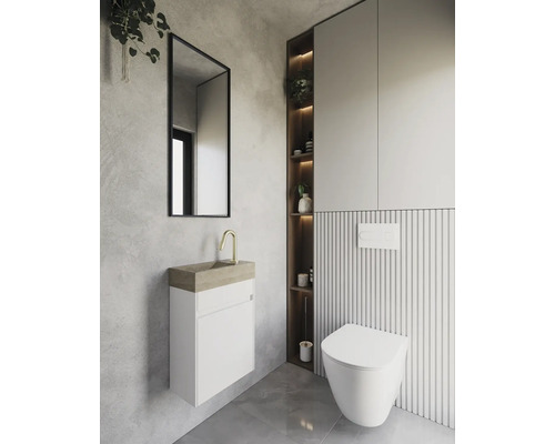 Modernes Badezimmer mit Waschbecken, Spiegel, Toilette und Stauraumelementen