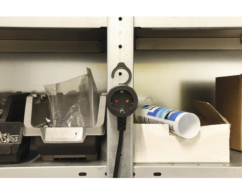 Étagère avec boîtes de rangement, vis et prise électrique