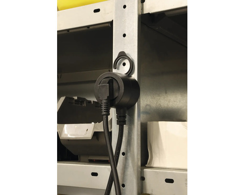 Adaptateur de prise pour fixation sur une étagère