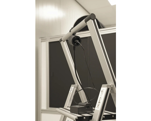 Photo d'un trépied avec prise de courant et batterie