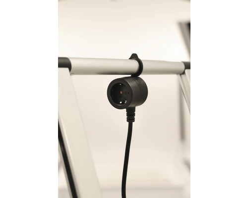 Prise noire avec câble fixée à un cadre.