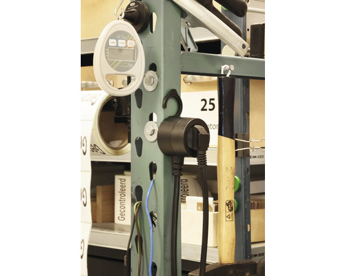 Étagère avec balance numérique, prise de courant et marteau