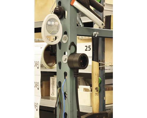 Prise de courant et autres outils sur une étagère