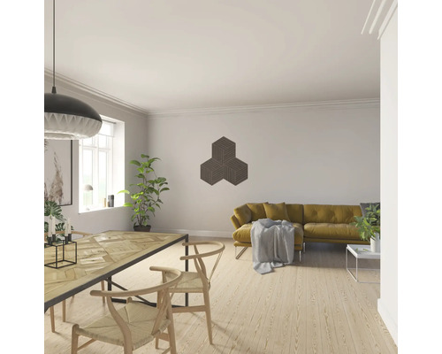 Wohnzimmer mit Esstisch, Stühlen, Sofa und Akustikpaneel an der Wand.