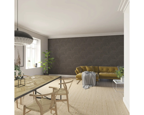 Heller Raum mit Esstisch, Stühlen, Sofa und geometrischer Tapete