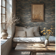 Pièce lumineuse avec canapé, table en bois et décorations