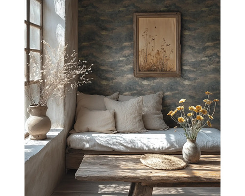Pièce lumineuse avec canapé, table en bois et décorations