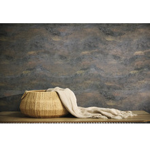 Décoration murale avec motif abstrait, panier et couverture sur la table