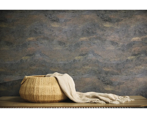 Décoration murale avec motif abstrait, panier et couverture sur la table