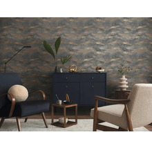 Salon avec papier peint à motifs, commode et fauteuils