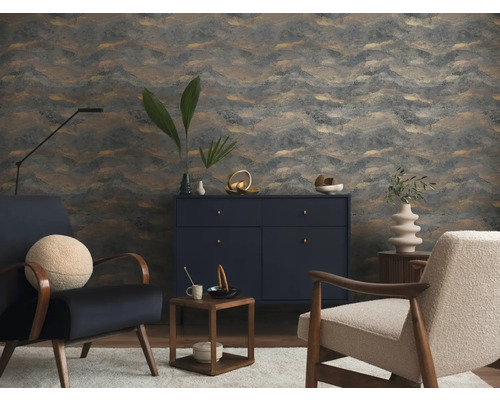 Salon avec papier peint à motifs, commode et fauteuils