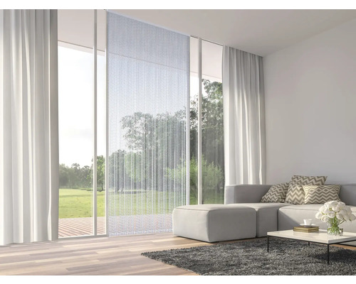 Salon moderne avec rideaux coulissants, rideaux et canapé