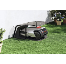 Tondeuse robot avec station de charge sur une pelouse