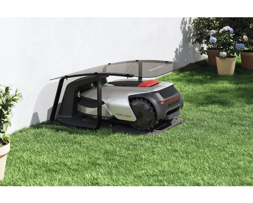 Tondeuse robot avec station de charge sur une pelouse