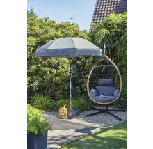 Gartenszene mit Sonnenschirm, Hängekorbsessel und Dekoration
