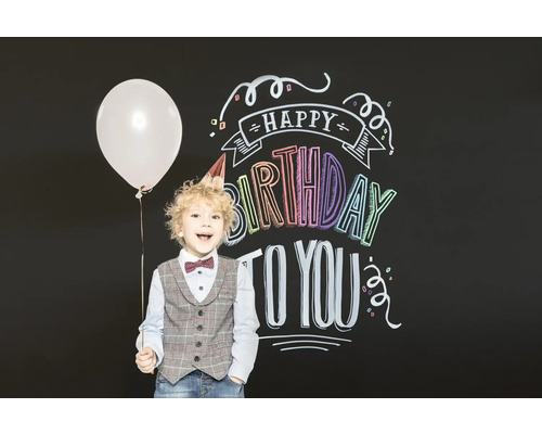 Junge mit Ballon und Partyhut vor Tafel mit Geburtstagsgruß