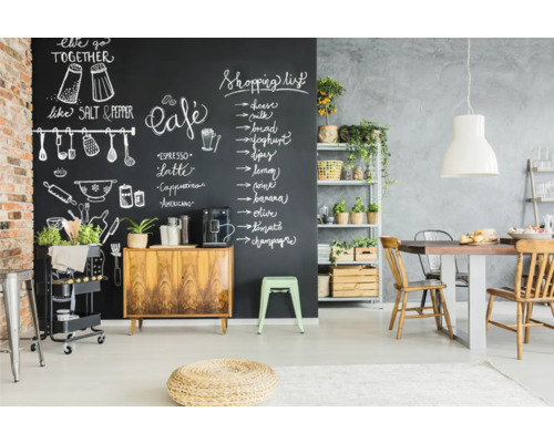 Esszimmer mit Tafelwand, Holztisch und Regalen mit Pflanzen