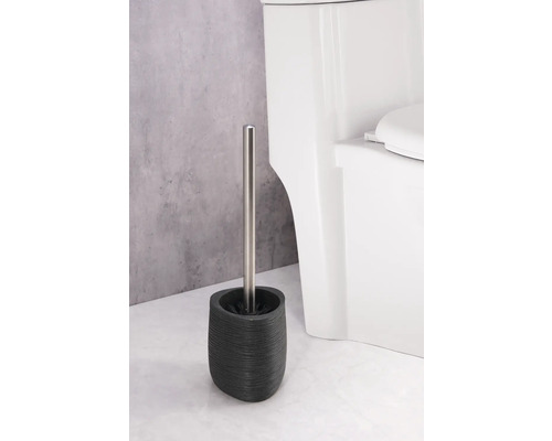 Toilettenbürste mit Halter aus Steinzeug und Edelstahlstiel neben einer Toilette