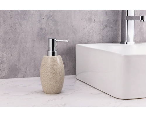 Seifenspender aus Keramik mit Pumpe neben einem Waschbecken