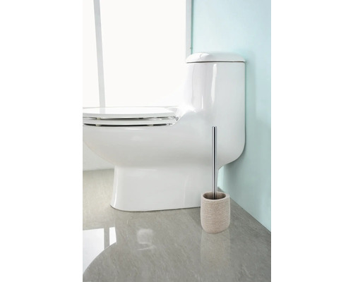 Weisse Toilette mit Toilettenbürste im Badezimmer.