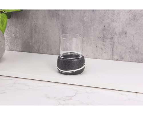 Bougeoir avec insert en verre sur une étagère