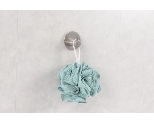 Éponge de douche suspendue à un crochet