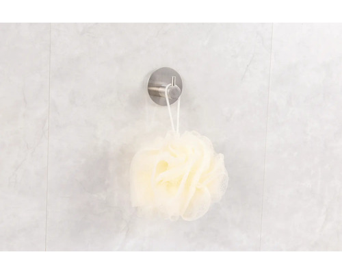 Éponge de douche accrochée à un crochet