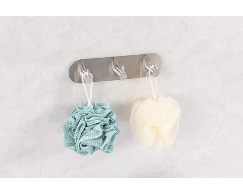Porte-serviettes avec trois crochets et éponges de bain