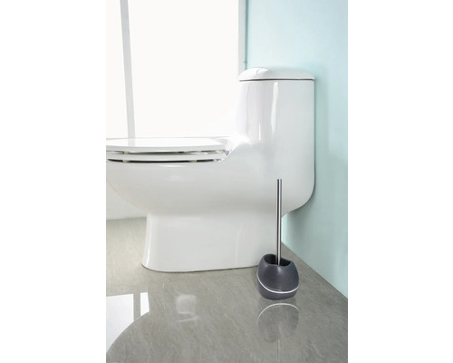 Weißes Stand-WC mit Toilettenbürste im Badezimmer