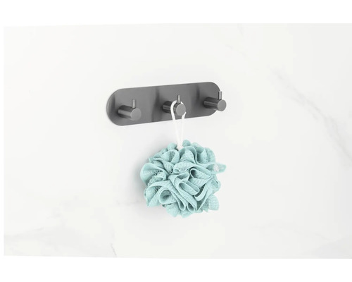 Porte-manteau mural avec trois crochets et une éponge de bain