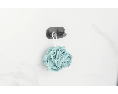 Salle de bain avec crochets et éponge de bain