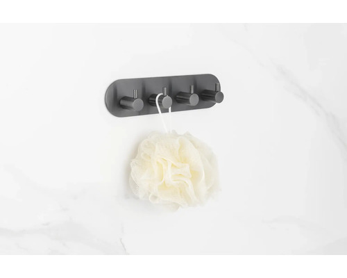 Porte-manteau mural avec quatre crochets et une éponge de bain