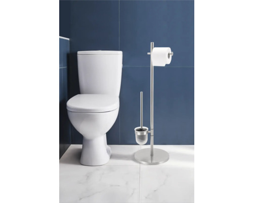 Scène de salle de bain avec toilettes et support papier toilette avec brosse