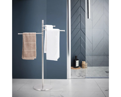 Freistehender Handtuchhalter aus Metall mit Handtüchern in einem Badezimmer.