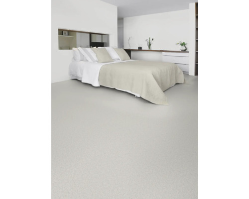 Chambre avec lit et revêtement de sol clair