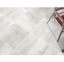 Bodenfliesen aus Feinsteinzeug im Innenbereich, verlegt im diagonalen Muster.