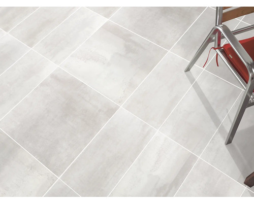 Bodenfliesen aus Feinsteinzeug im Innenbereich, verlegt im diagonalen Muster.