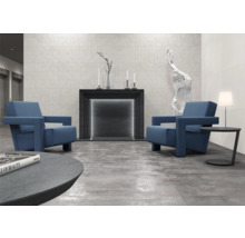 Wohnzimmer mit zwei Sesseln, Kamin und Dekoration auf gefliestem Boden