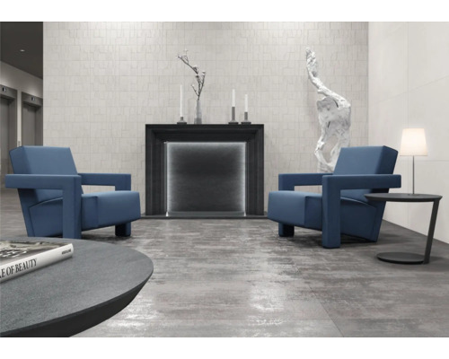 Wohnzimmer mit zwei Sesseln, Kamin und Dekoration auf gefliestem Boden