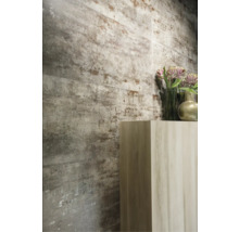 Wandgestaltung mit grauen Fliesen in Holzoptik und einem Waschtisch aus Holz.