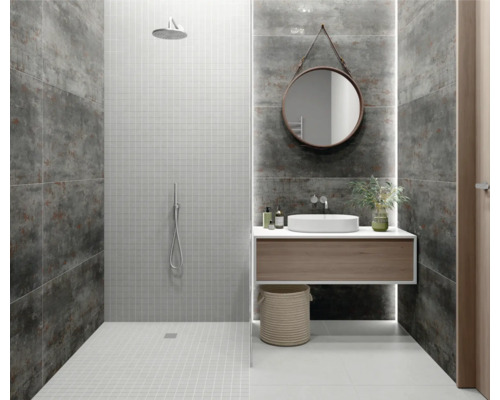 Modernes Badezimmer mit Dusche, Waschbecken, Spiegel und grauen Wandfliesen