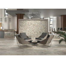 Lounge-Bereich mit Sesseln, Mosaikwand und moderner Beleuchtung in einem Büro