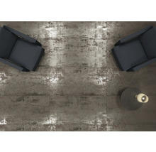 Bodenfliesen mit zwei Sesseln und einer Lampe von oben