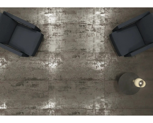 Bodenfliesen mit zwei Sesseln und einer Lampe von oben