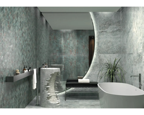 Helles Badezimmer mit Mosaikwand, Waschbecken und freistehender Badewanne.