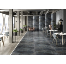 Innenraum mit dunklen Bodenfliesen, Tischen, Stühlen und dekorativen Elementen in einem modernen Design.