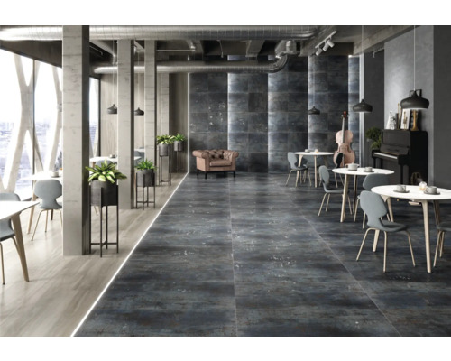 Innenraum mit dunklen Bodenfliesen, Tischen, Stühlen und dekorativen Elementen in einem modernen Design.