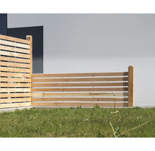 Holzzaun mit horizontalen Latten für den Garten